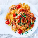 Jak zrobić krewetki z makaronem? Szybki przepis jak z restauracji