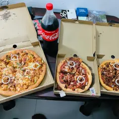 Ile cm ma duża pizza w Pizza Hut? Sprawdź jej rozmiar i wymiary