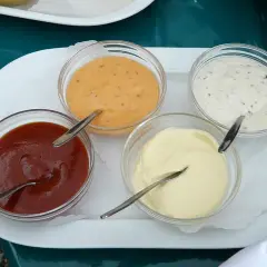 Jaki sos do pizzy? Odkryj najlepsze przepisy i nietypowe smaki