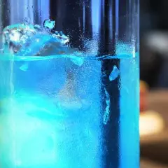 Orzeźwiający drink z blue gin – prosty przepis na idealny koktajl