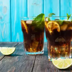 Najlepsze drinki z rumem ciemnym, które musisz spróbować dzisiaj