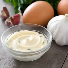 Co można zjeść z sosem czosnkowym? Odkryj pyszne propozycje!