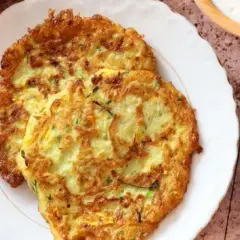 Jakie przyprawy do placków z cukinii, aby wydobyć ich smak?