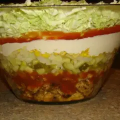 Co potrzeba do sałatki gyros? Odkryj składniki na pyszną sałatkę