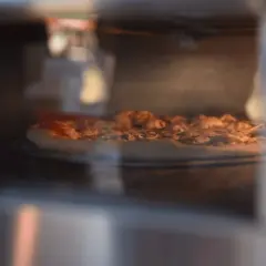 Ile powinno się piec pizzę, aby uniknąć niedopieczonego ciasta?