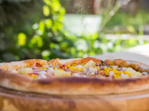 Kto wymyślił pizzę? Odkryj fascynującą historię jej powstania