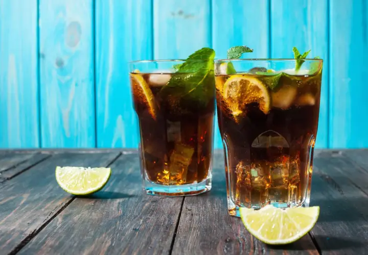Najlepsze drinki z rumem ciemnym, które musisz spróbować dzisiaj