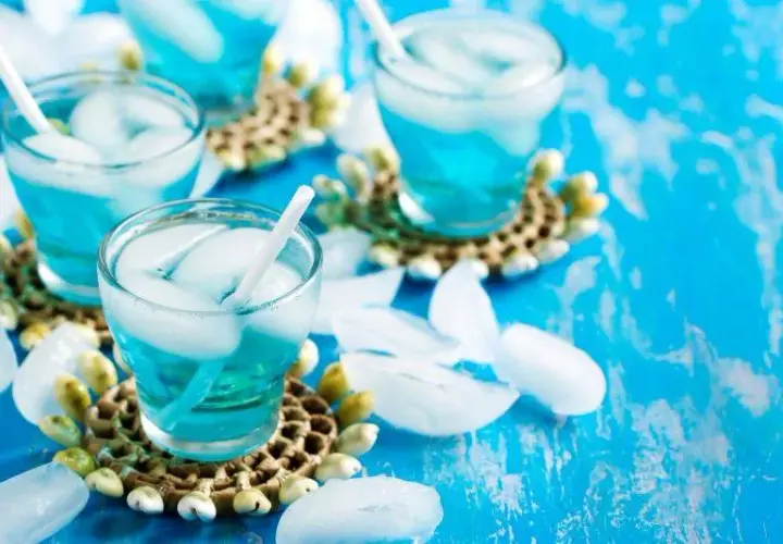 Najlepsze drinki z bols blue: odkryj pyszne przepisy na koktajle