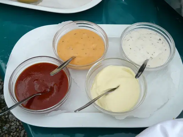 Jaki sos do pizzy? Odkryj najlepsze przepisy i nietypowe smaki
