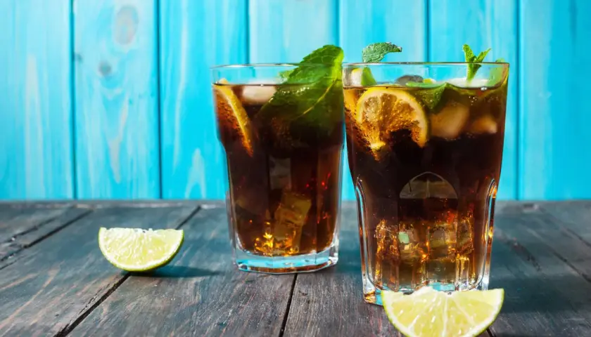 Najlepsze drinki z rumem ciemnym, które musisz spróbować dzisiaj