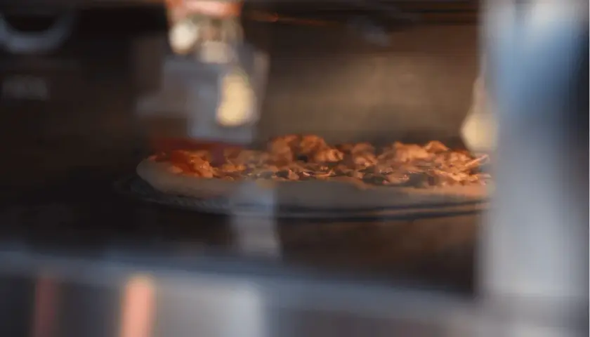 Ile powinno się piec pizzę, aby uniknąć niedopieczonego ciasta?
