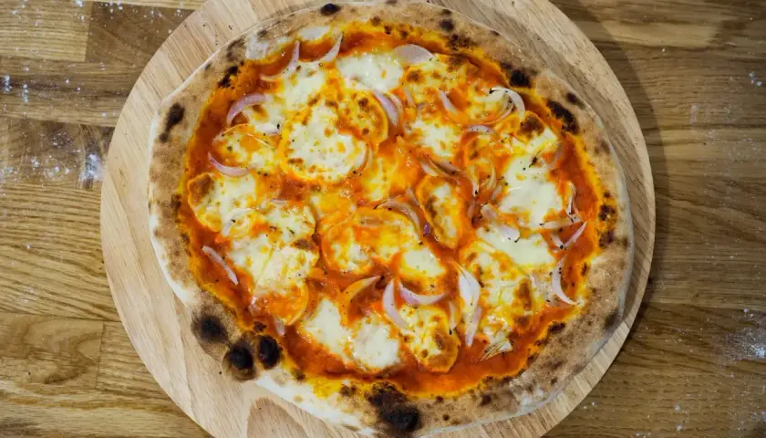 Ile gram ciasta na pizzę 32 cm? Odpowiednie wagi dla stylów pizzy