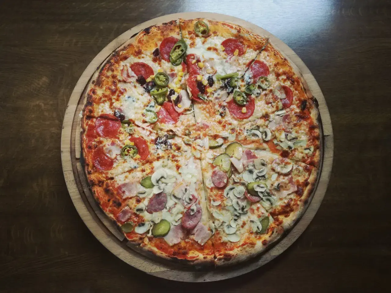 Ile kalorii ma pizza 32 cm? Nie daj się zaskoczyć!