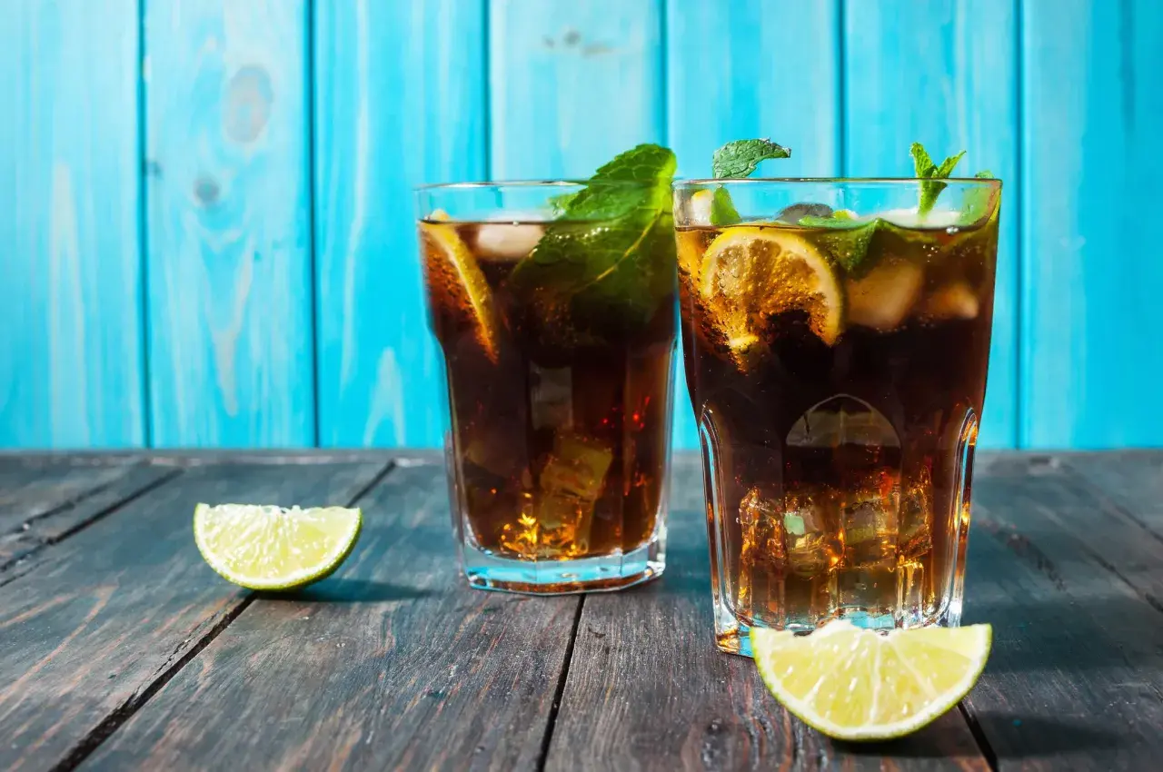 Najlepsze drinki z rumem ciemnym, które musisz spróbować dzisiaj