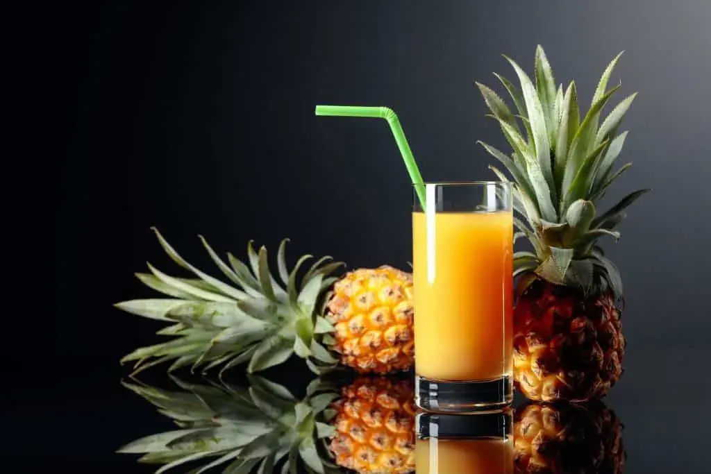 Najlepsze drinki z ananasem, które orzeźwiają i zachwycają smakiem