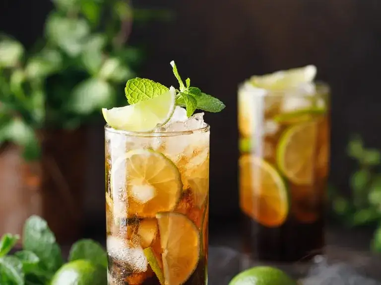 Zdjęcie Najlepsze drinki z rumem ciemnym, które musisz spróbować dzisiaj